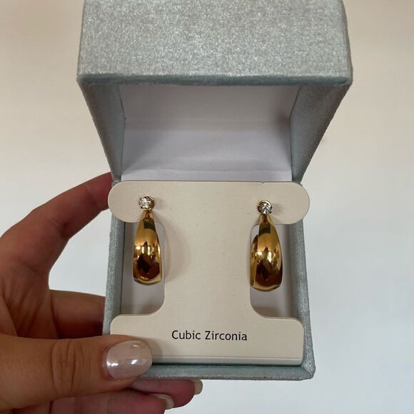 Unique gold hoops - Picture 1 of 3